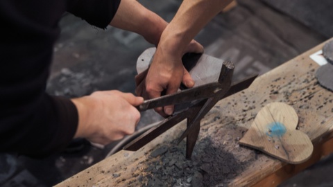 Zwei Jungs bearbeiten zusammen Holz Zwei Jungs bearbeiten zusammen Holz