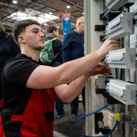 Ein Elektriker arbeitet an einer Verteilerschaltung. Ein Elektriker arbeitet an einer Verteilerschaltung.