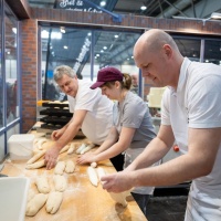 3 Bäcker:innen rollen Baguettes 3 Bäcker:innen rollen Baguettes