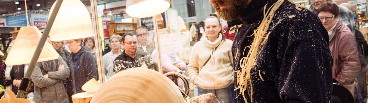 Ein Mann arbeitet an einer Maschine mit Holz. Ein Mann arbeitet an einer Maschine mit Holz.